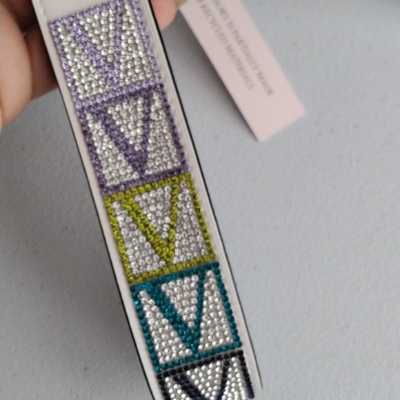 Victoria's secret V-logo wristlet strap key chain new in packaging - Picture 9 of 10